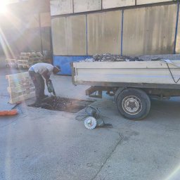 Mj Construction - Wykuwanie zniszczonej nawierzchni, oraz wypełnienie ubytku masą bitumiczną wraz z zagęszczeniem.