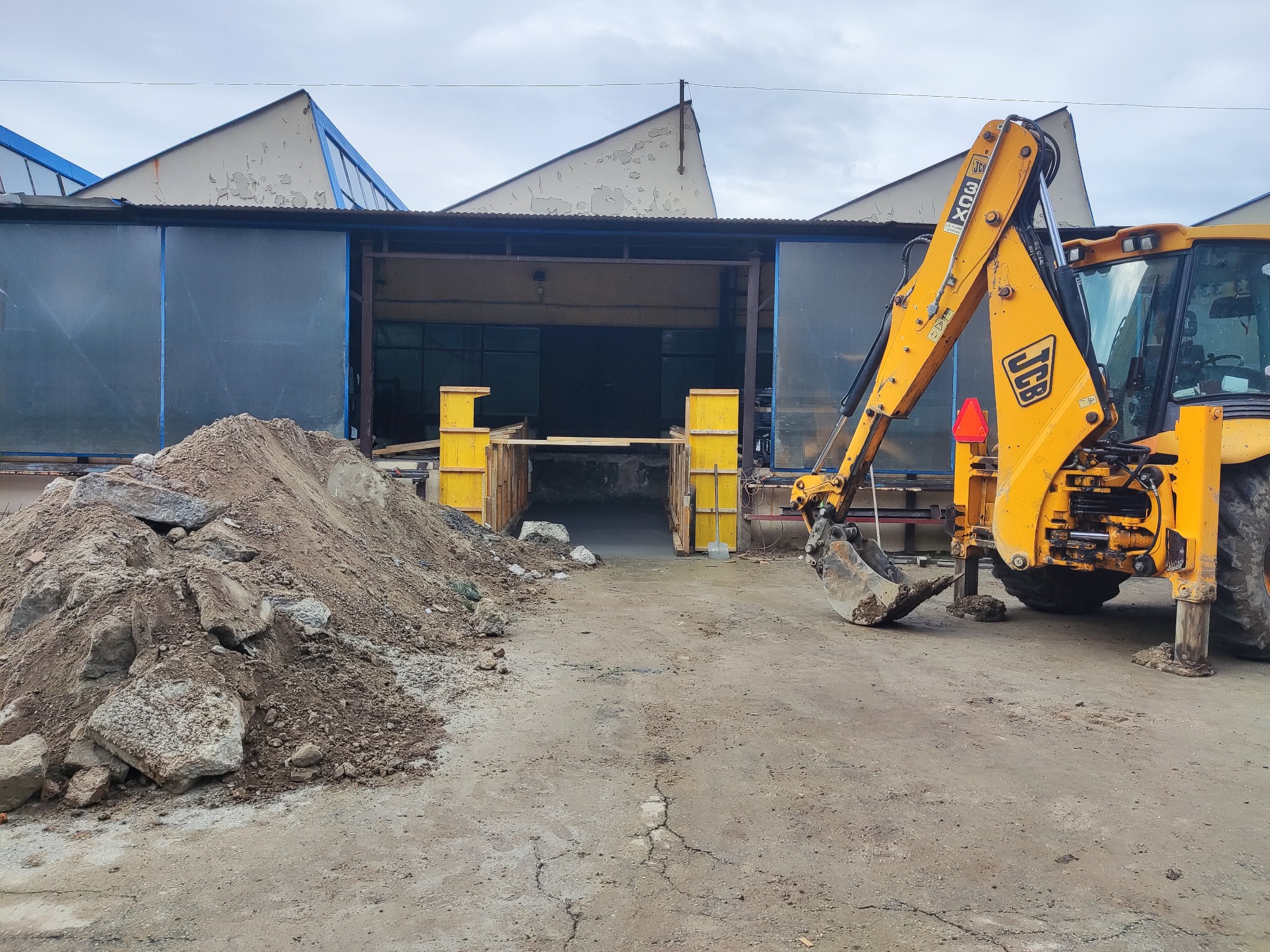 Wykucie otworu w rampie, wraz z wykonaniem prac żelbetowych. Usługa wykonana kompleksowo.