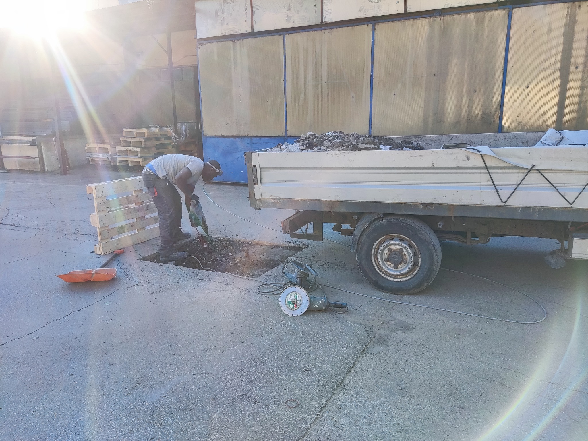 Wykuwanie zniszczonej nawierzchni, oraz wypełnienie ubytku masą bitumiczną wraz z zagęszczeniem.