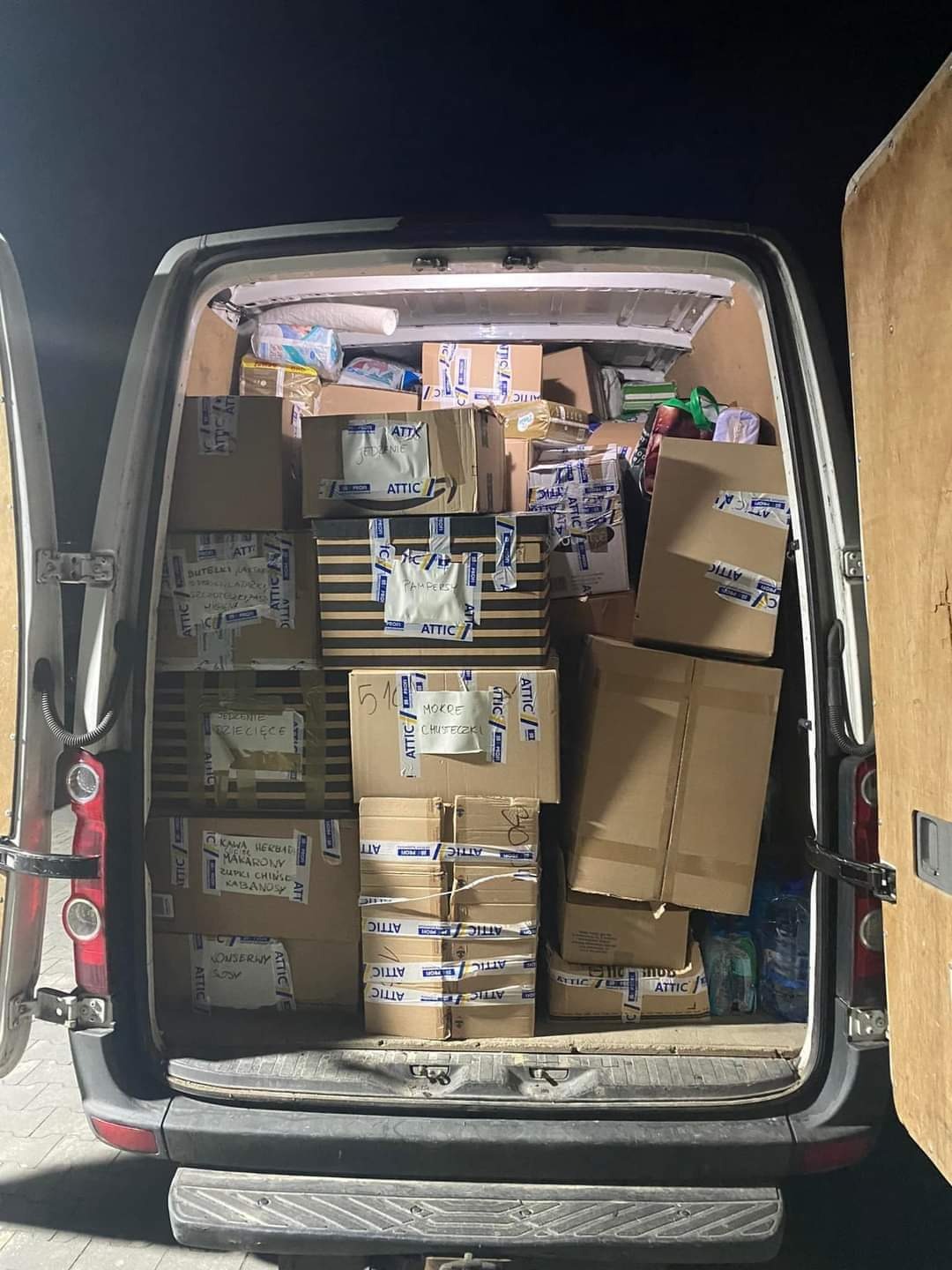 To zdjęcie jest z przewozu pomocy humanitarnej ,ale poglądowo widać jakiej wielkości jest samochód