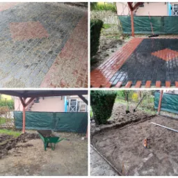 Cztery kadry z realizacji układania kostki brukowej: przygotowanie terenu, układanie kostki w wzór z czarnej i czerwonej kostki, zasypywanie piaskiem, widoczna taczka, łopaty i poziomica.