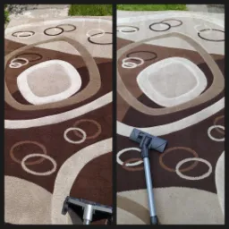 Dwa ujęcia tego samego brązowo-beżowego dywanu ze wzorem geometrycznym, na jednym widoczna ssawka odkurzacza podczas czyszczenia.