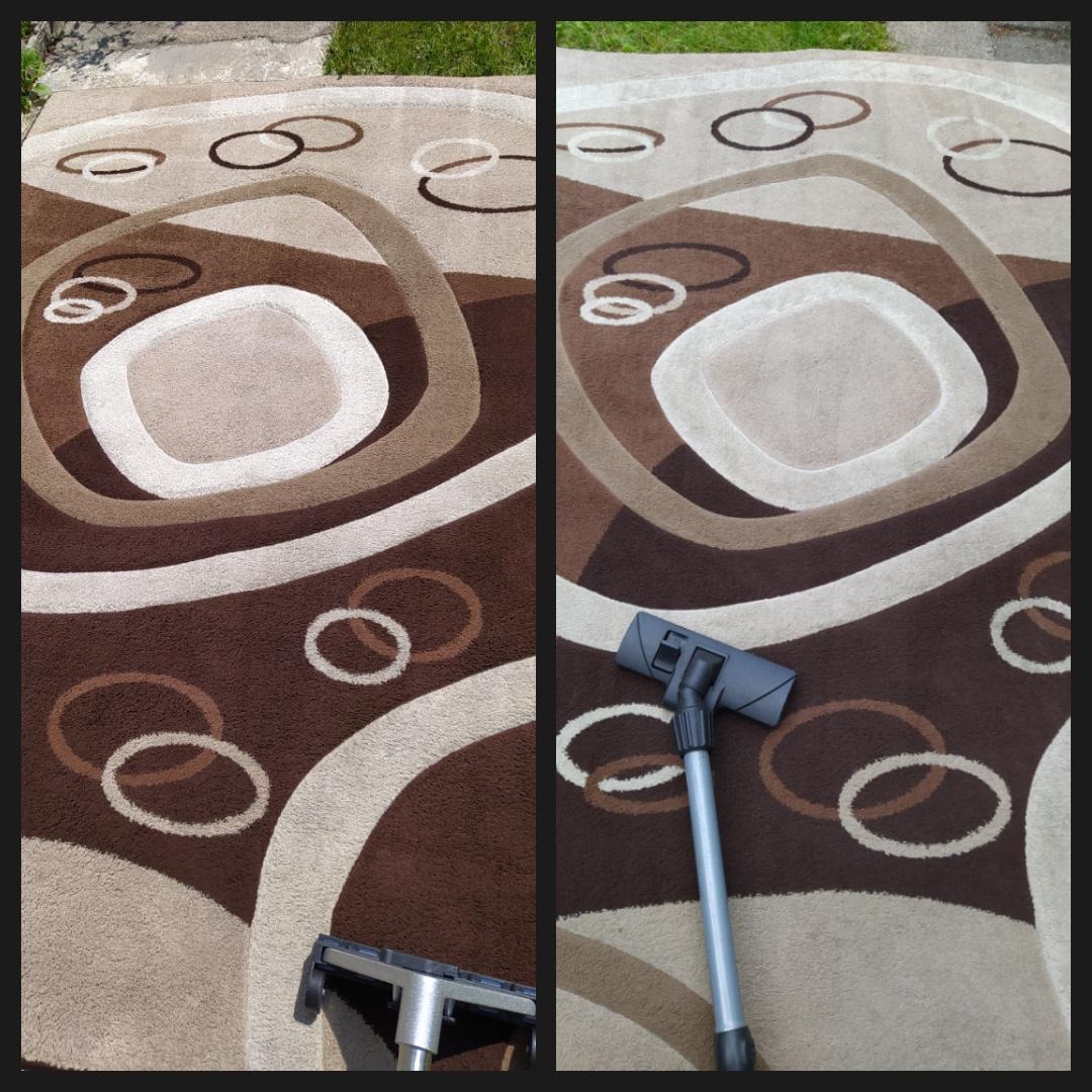 Dwa ujęcia tego samego brązowo-beżowego dywanu ze wzorem geometrycznym, na jednym widoczna ssawka odkurzacza podczas czyszczenia.