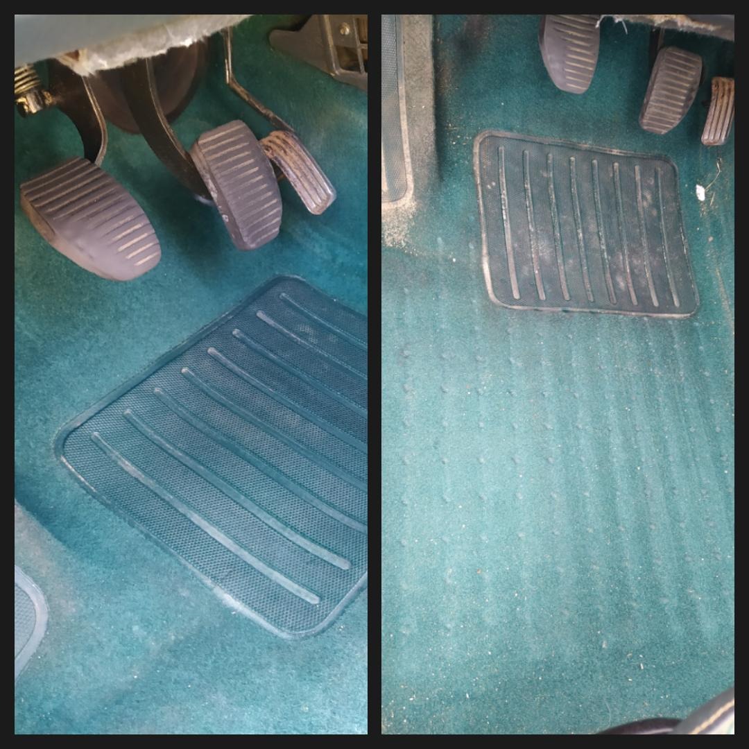 Porównanie: dywanik samochodowy przed i po czyszczeniu. Po lewej stronie czysty dywanik z pedałami, po prawej stronie dywanik mocno zabrudzony, widoczne plamy i osad.