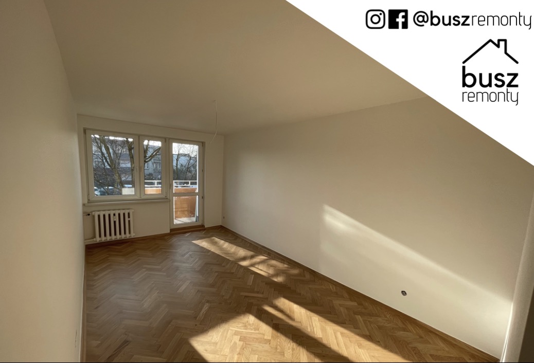 Pusty pokój po świeżym pomalowaniu na biało, parkiet w jodełkę, widoczne okno balkonowe i grzejnik, w prawym górnym rogu logo firmy.