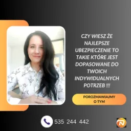 Portret kobiety z długimi, ciemnymi włosami w koszuli w drobne kwiaty, uśmiechającej się na tle grafiki reklamowej z tekstem o dopasowaniu ubezpieczenia do indywidualnych potrzeb i numerem telefonu.