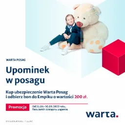 Promocja ubezpieczenia posagowego Warta: uśmiechnięta dziewczynka w garniturze siedzi na pluszowym misiu, obok czerwony sześcian, informacja o bonie do Empiku.