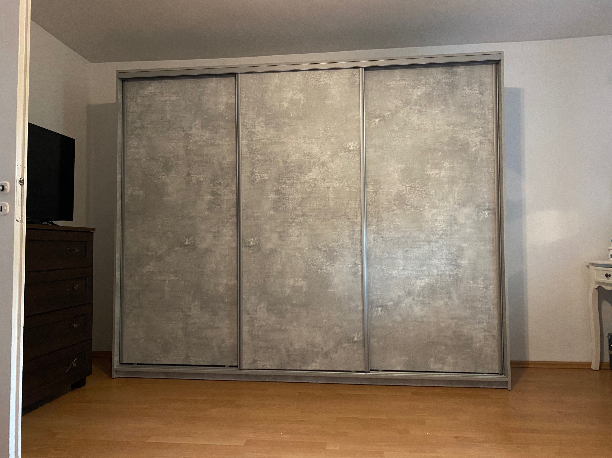 Skręcanie szafy przesuwnej