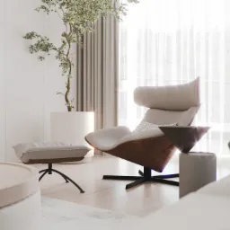 Jasne wnętrze z fotelem typu Egg, podnóżkiem, małym stolikiem i rośliną doniczkową na tle okna z białymi zasłonami.