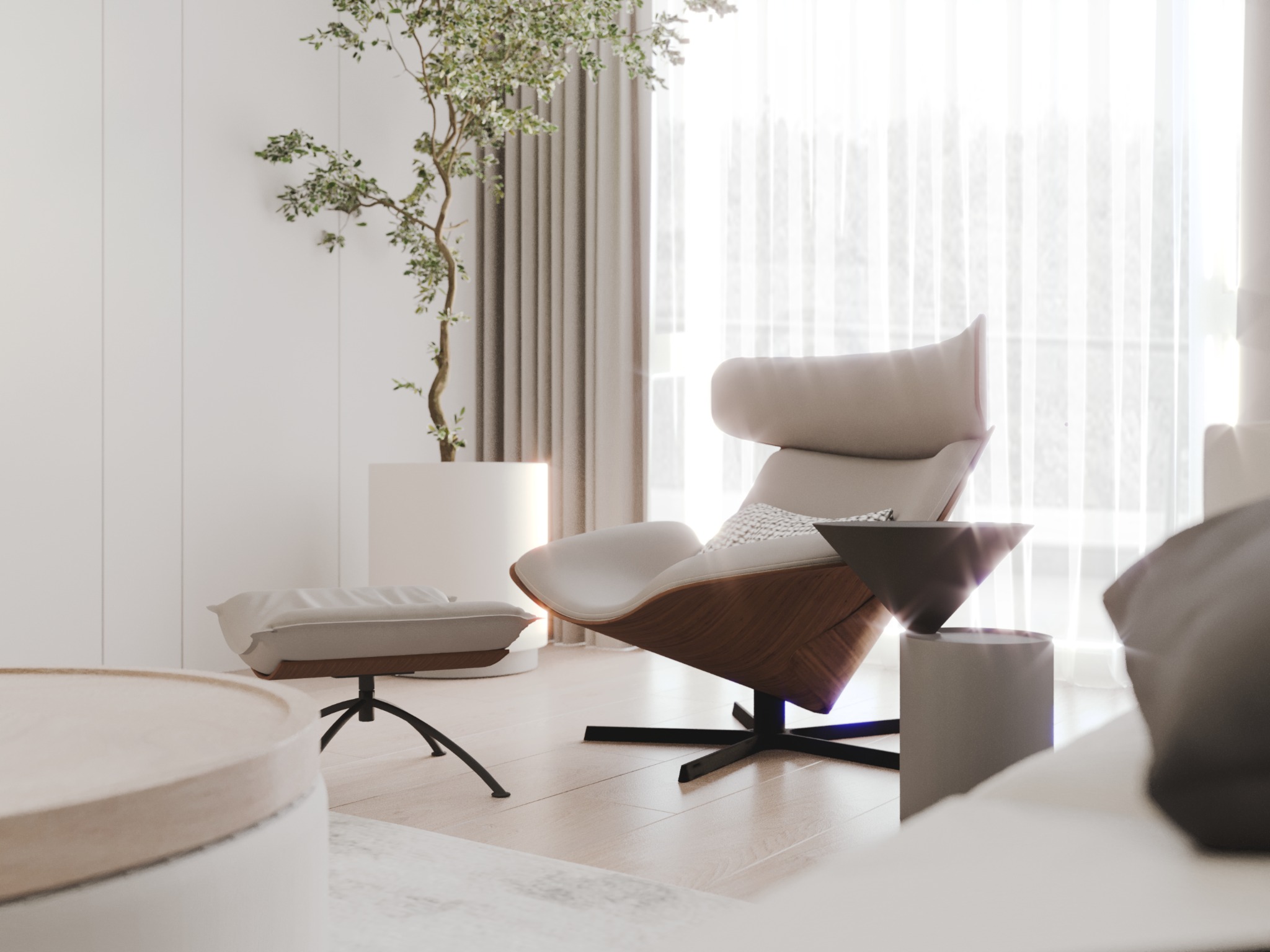 Jasne wnętrze z fotelem typu Egg, podnóżkiem, małym stolikiem i rośliną doniczkową na tle okna z białymi zasłonami.