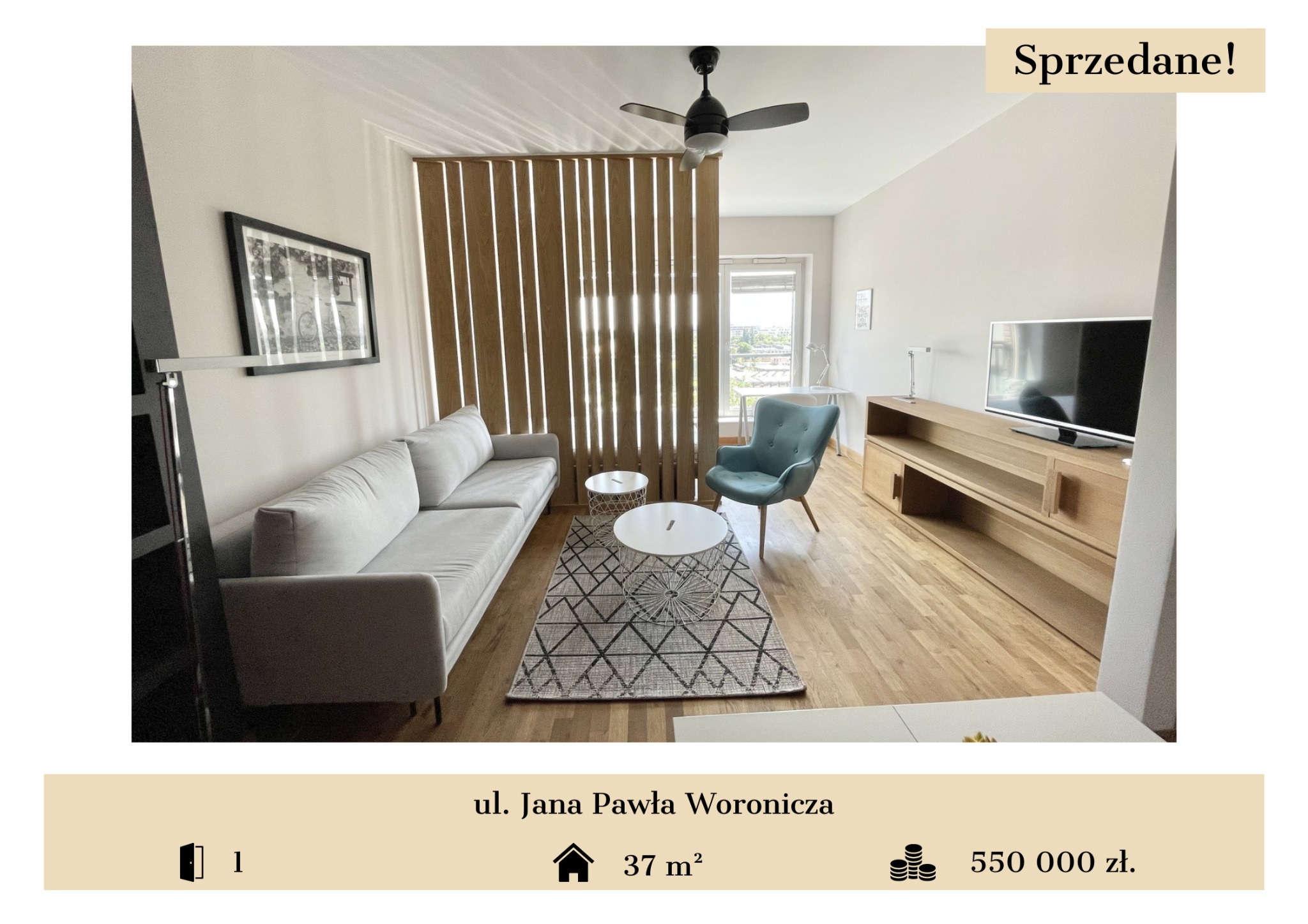 Jasne wnętrze salonu z drewnianą podłogą, szarą sofą, turkusowym fotelem i geometrycznym dywanem, z widoczną informacją 'Sprzedane!'