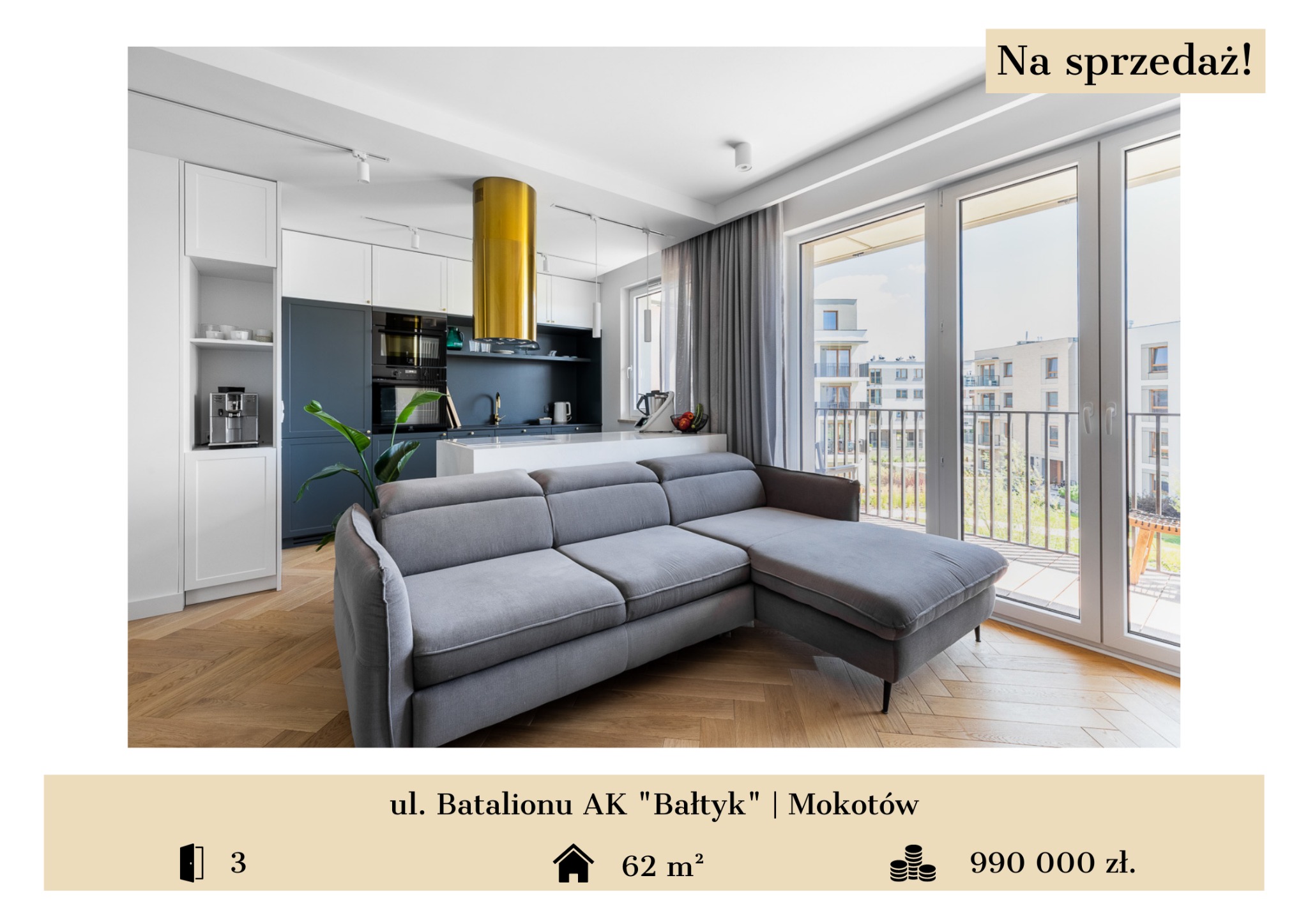 Jasne wnętrze mieszkania z szarą sofą, parkietem w jodełkę i złotym okapem nad wyspą kuchenną, widok na balkon i osiedle za oknem.