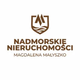 Brązowe logo firmy Nadmorskie Nieruchomości z symbolem stylizowanego szczytu góry nad falami i imieniem Magdalena Małyszko.