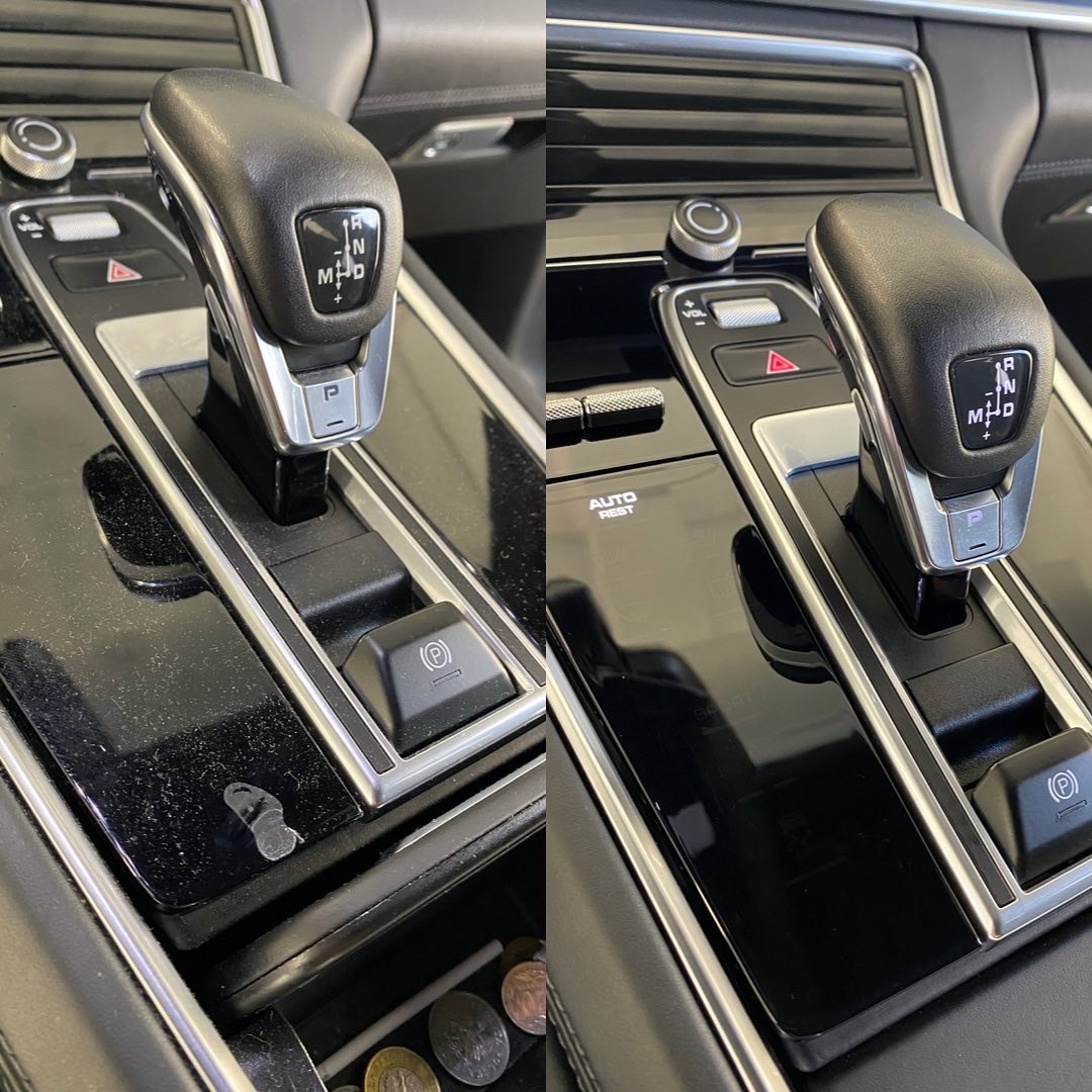 Porównanie: konsola środkowa samochodu przed i po czyszczeniu. Widoczna różnica w połysku i usunięciu kurzu z czarnej powierzchni. Po lewej stronie widać zabrudzenia i monety w schowku, po prawej -...