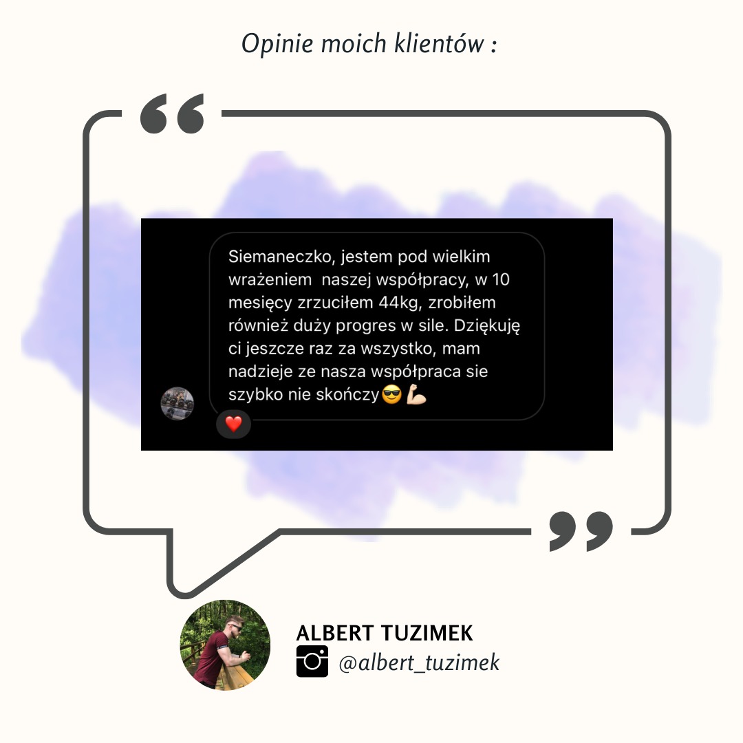 Ekran smartfona z opinią klienta o współpracy, wspominający utratę 44kg i postęp w sile, podpisany imieniem i nazwiskiem oraz nazwą profilu w mediach społecznościowych.