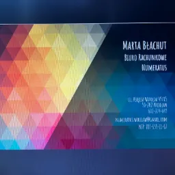 Wizytówka biura rachunkowego Numeratus z danymi kontaktowymi i kolorowym, geometrycznym tłem.