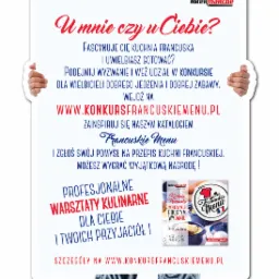 Postać kucharza w stroju trzymająca tablicę reklamową konkursu kulinarnego kuchni francuskiej marki Intermarché, z informacją o warsztatach kulinarnych i adresem strony internetowej.