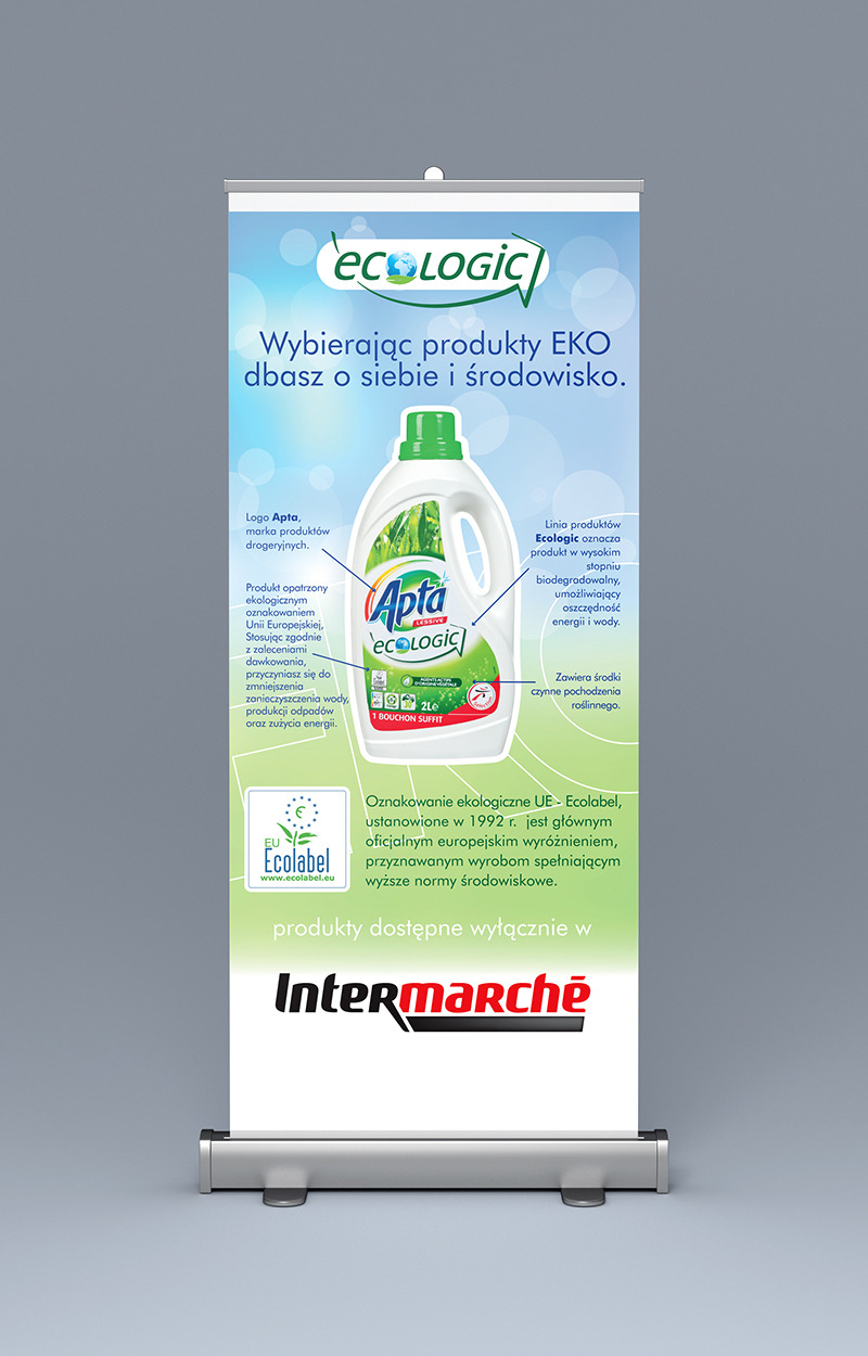 Roll-up reklamowy z grafiką detergentu ekologicznego Apta Ecologic, prezentujący logo, certyfikaty ekologiczne i hasła promujące dbałość o środowisko, dostępny wyłącznie w sieci Intermarché.