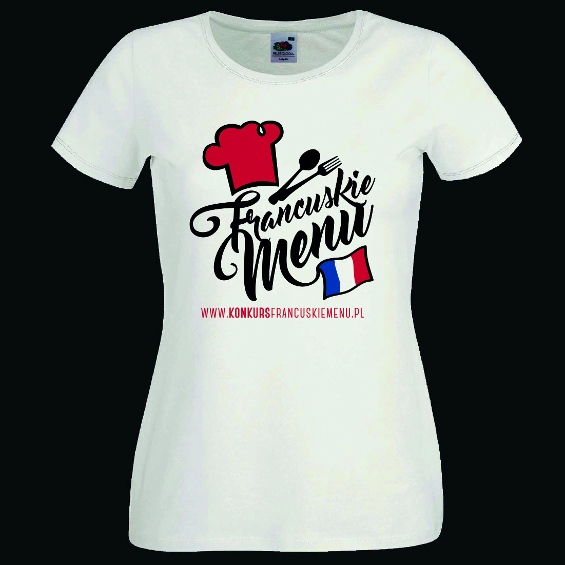 Biała damska koszulka z nadrukiem przedstawiającym czerwony kapelusz kucharski, skrzyżowane sztućce, napis 'Francuskie Menu' oraz flagę Francji i adres strony internetowej.