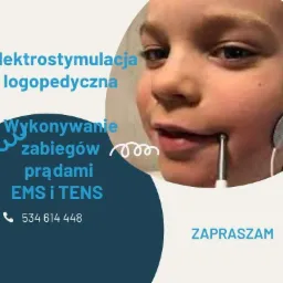 Chłopiec podczas elektrostymulacji logopedycznej z elektrodami umieszczonymi na policzku i w okolicy ust.