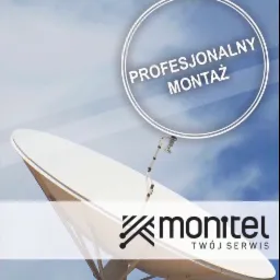 Biała antena satelitarna na tle błękitnego nieba z chmurami, z okrągłym logo 'Profesjonalny montaż' i logo firmy 'monitel twój serwis' w dolnej części kadru.