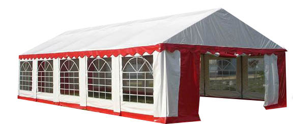 Duży, prostokątny namiot imprezowy z białym dachem i czerwonymi akcentami, widoczne okna z białymi ramami i falistym czerwonym wykończeniem dachu.