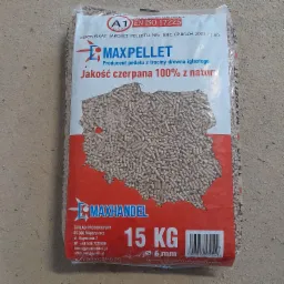 Worek 15 kg pelletu drzewnego iglastego, marki Maxpellet, z widocznym certyfikatem jakości A1 EN ISO 17225, leżący na szarej, betonowej powierzchni.