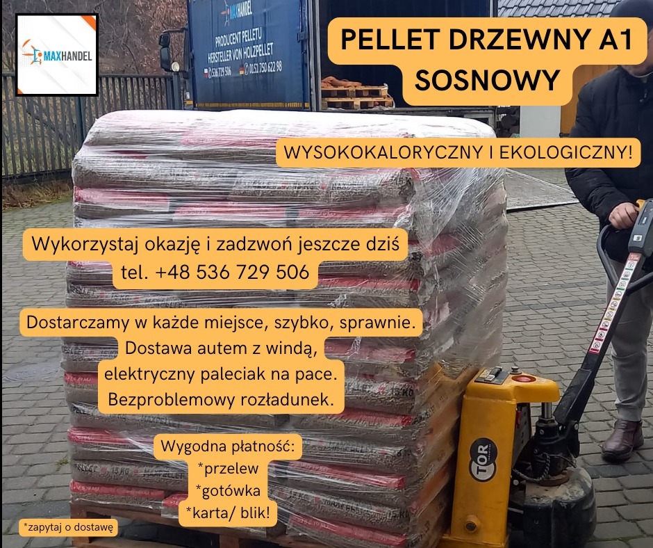 Paleta z workami pelletu drzewnego A1 sosnowego, owinięta folią, transportowana elektrycznym wózkiem paletowym na zewnątrz, z widocznym logo producenta i hasłami reklamowymi.