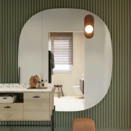 Nowoczesna łazienka z owalnym lustrem, drewnianą szafką pod umywalką z blatem lastryko, zieloną ścianą z pionowymi panelami i okrągłą lampą wiszącą.