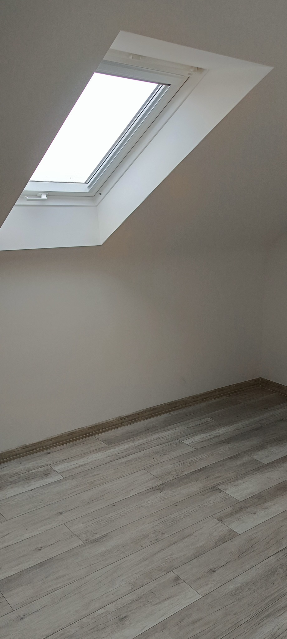 Zdarcie tapet, szpachlowanie, malowanie ścian oraz połozenie paneli.