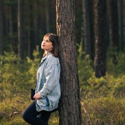 Preferuję zdjęcia portretowe w plenerze. To jest Ola, która lubi odpocząć po pracy spacerując po lesie. Relaks pośród szumu drzew i śpiewu ptaków pozawala oczyścić głowę i nabrać sił. Każda sesja portretowa jest dopasowana do Ciebie.