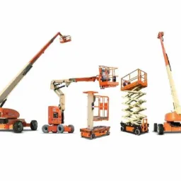 Kompilacja różnych podnośników koszowych i nożycowych na białym tle, w tym podnośnik teleskopowy z długim ramieniem i podnośnik przegubowy, wszystkie w kolorze pomarańczowo-beżowym.