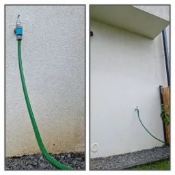 Fragment elewacji z widocznymi zabrudzeniami przy gruncie i kranem z podłączonym zielonym wężem ogrodowym, ukazujący różnicę w czystości powierzchni przed i po potencjalnym czyszczeniu.