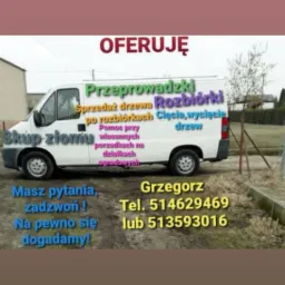 Biały samochód dostawczy z kolorowymi napisami reklamującymi usługi: przeprowadzki, sprzedaż drzewa, rozbiórki, cięcie i wycinkę drzew, pomoc przy wiosennych porządkach na działkach ogrodowych...