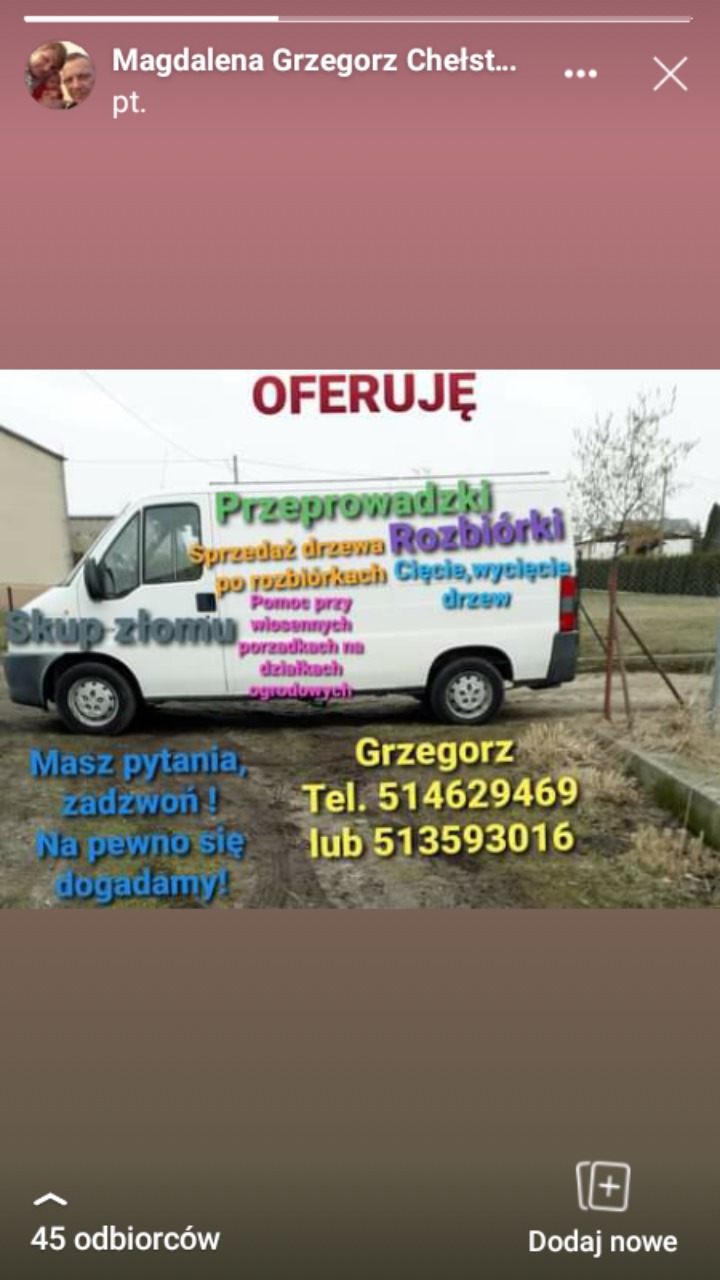 Biały samochód dostawczy z kolorowymi napisami reklamującymi usługi: przeprowadzki, sprzedaż drzewa, rozbiórki, cięcie i wycinkę drzew, pomoc przy wiosennych porządkach na działkach ogrodowych...