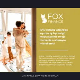 Szczęśliwa rodzina obejmująca się w nowym mieszkaniu, widoczny napis Fox Finance oferujący pomoc w uzyskaniu kredytu na własne mieszkanie.