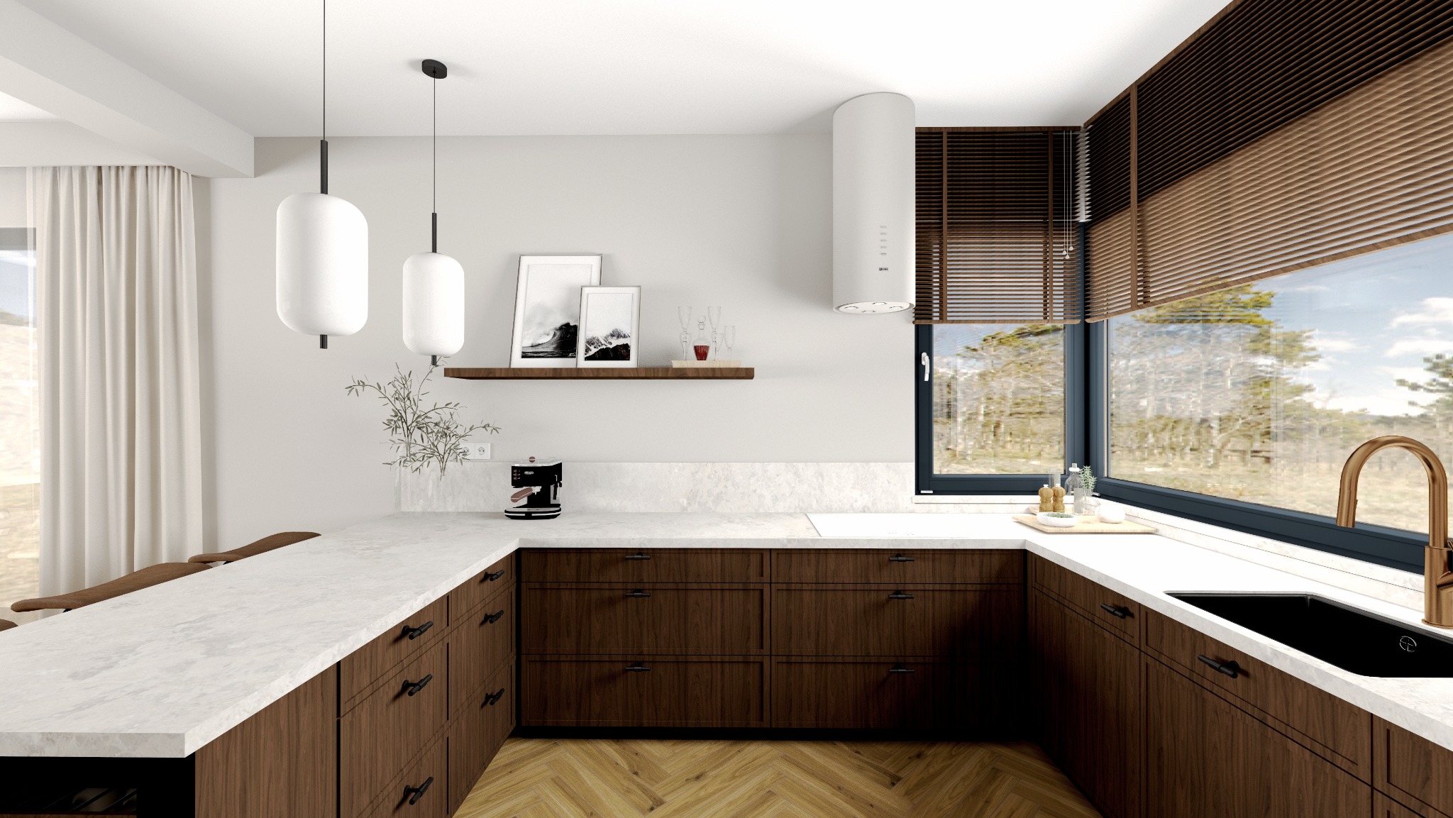 Nowoczesna kuchnia z drewnianymi szafkami, białym blatem i dużym oknem z widokiem na las. Minimalistyczne lampy wiszące i parkiet w jodełkę dodają elegancji.