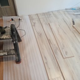 Szymbud - Sufit Napinany w Salonie Świecie