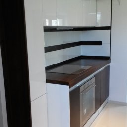Zabudowa kuchenna, fronty lakier połysk. blaty dębowe.