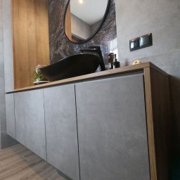 Meble łazienkowe , połączenie płyty Mario Saviola z płytą Cement Italia