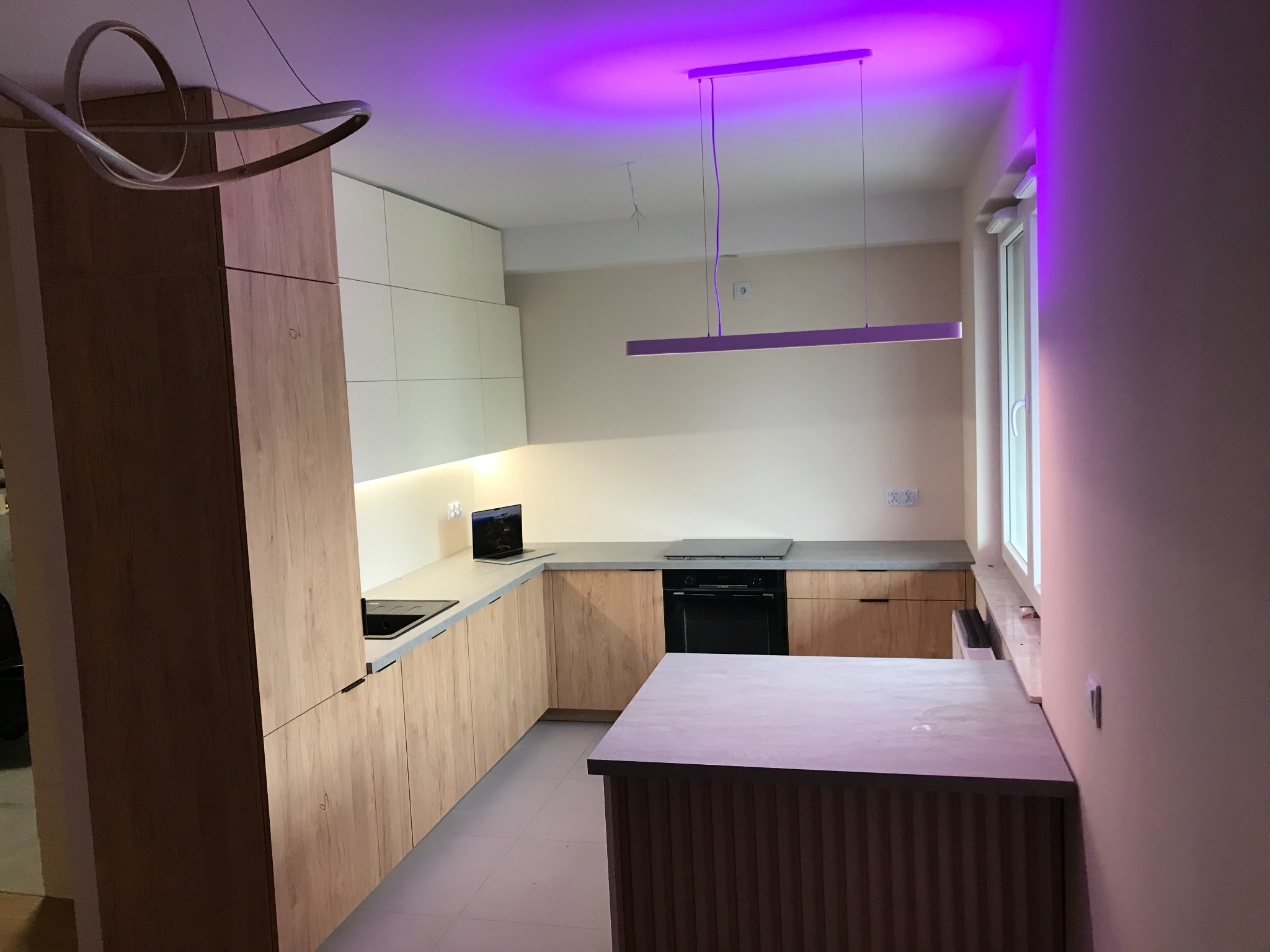 zabudowa kuchenna , fronty akrylowe połysk krem, blaty beton.