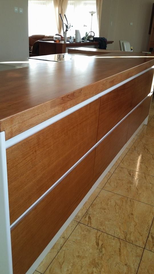 Zabudowa kuchenna z wyspą , fronty fornir dębowy. Blaty dębowe.