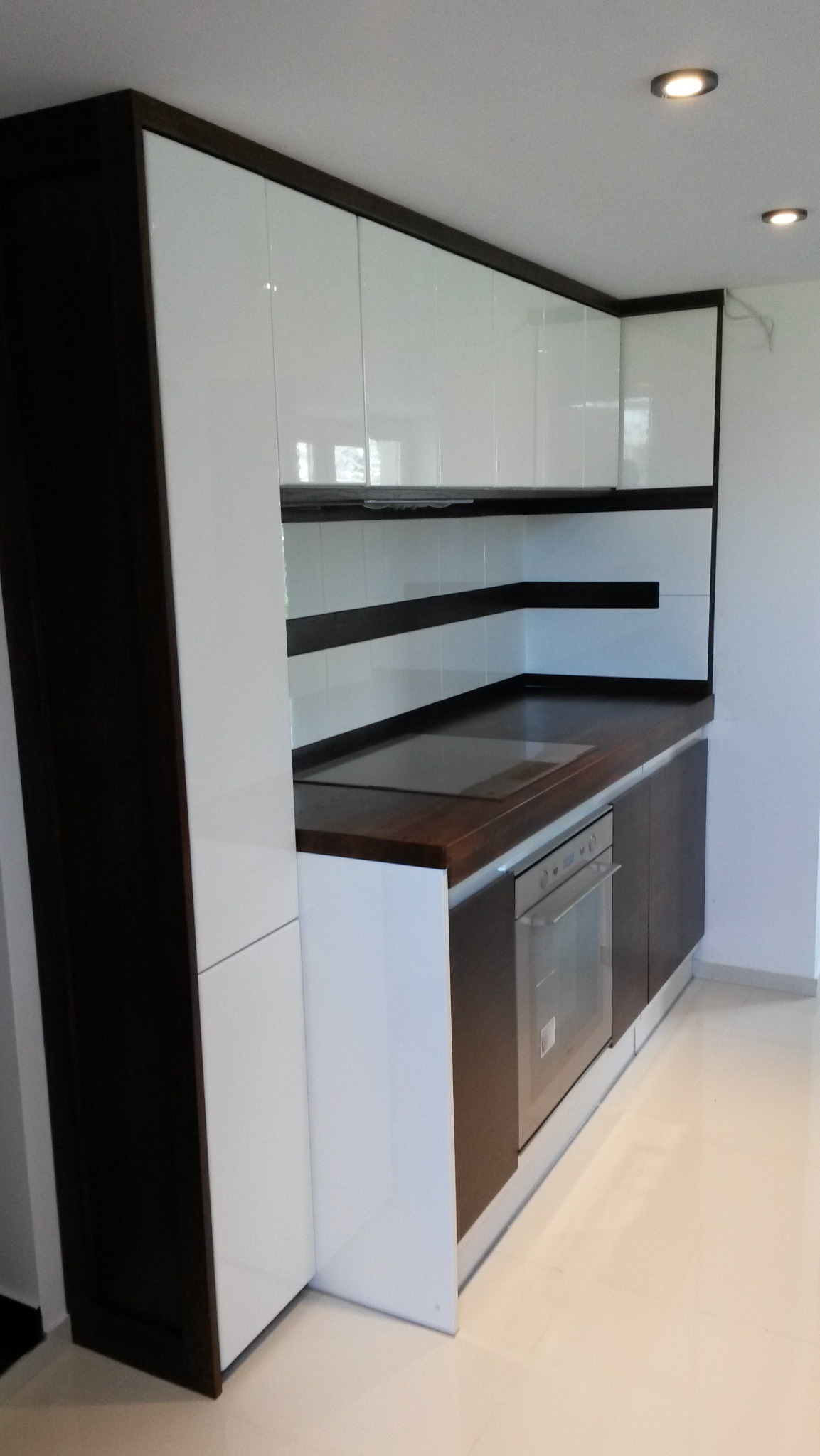 Zabudowa kuchenna, fronty lakier połysk. blaty dębowe.