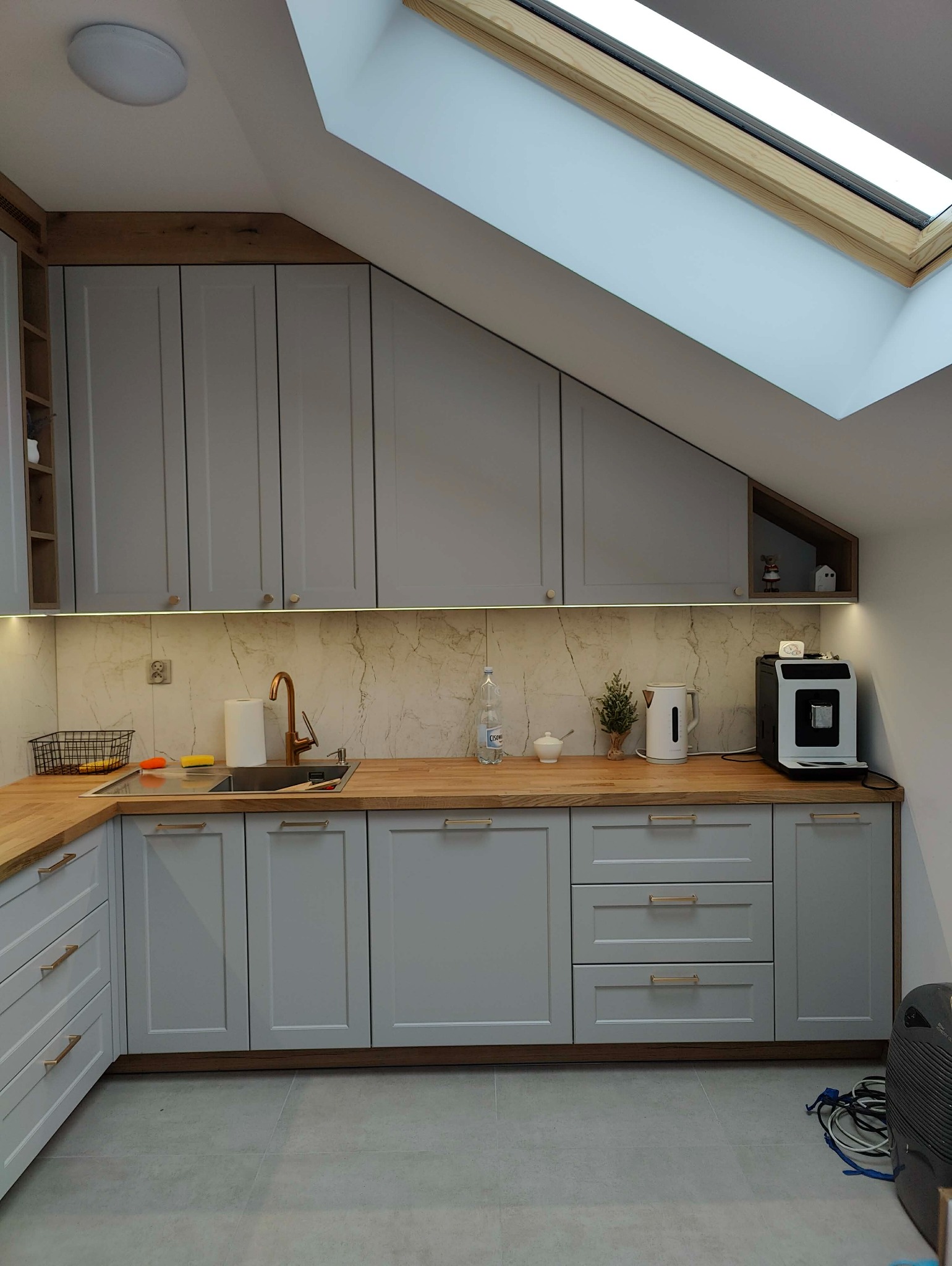 Zabudowa kuchenna, blat dąb naturalny, fronty lakierowane mat Kashmir