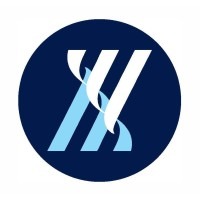 Abstrakcyjne logo w okręgu: stylizowane litery w odcieniach niebieskiego i bieli na ciemnoniebieskim tle.