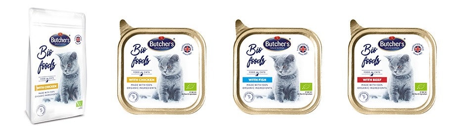 Różne opakowania karmy dla kotów marki Butcher's Bio foods: worek, tacki z kurczakiem, rybą i wołowiną, z wizerunkiem szarego kociaka.
