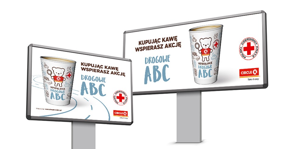Dwa billboardy prezentujące kampanię społeczną 'Drogowe ABC' wspierającą Polski Czerwony Krzyż poprzez zakup kawy Circle K. Na kubku z kawą widnieje rysunek misia z logo Circle K i hasłem akcji.