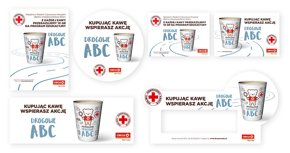 Zestaw materiałów reklamowych promujących akcję społeczną: kubki z kawą, plakaty i banery z logo akcji 'Drogowe ABC' i Polskiego Czerwonego Krzyża, zachęcające do wspierania programu edukacyjnego...