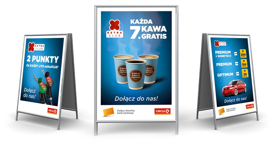 Trzy stojaki reklamowe typu A-frame z grafikami Circle K: promocja na kawę, punkty za litr paliwa MilesPLUS i program lojalnościowy z nagrodami za paliwa premium i optimum.