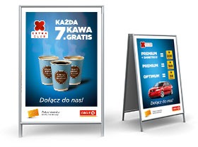 Dwa stojaki reklamowe typu A-frame z grafiką promującą ofertę kawy i program lojalnościowy stacji paliw.